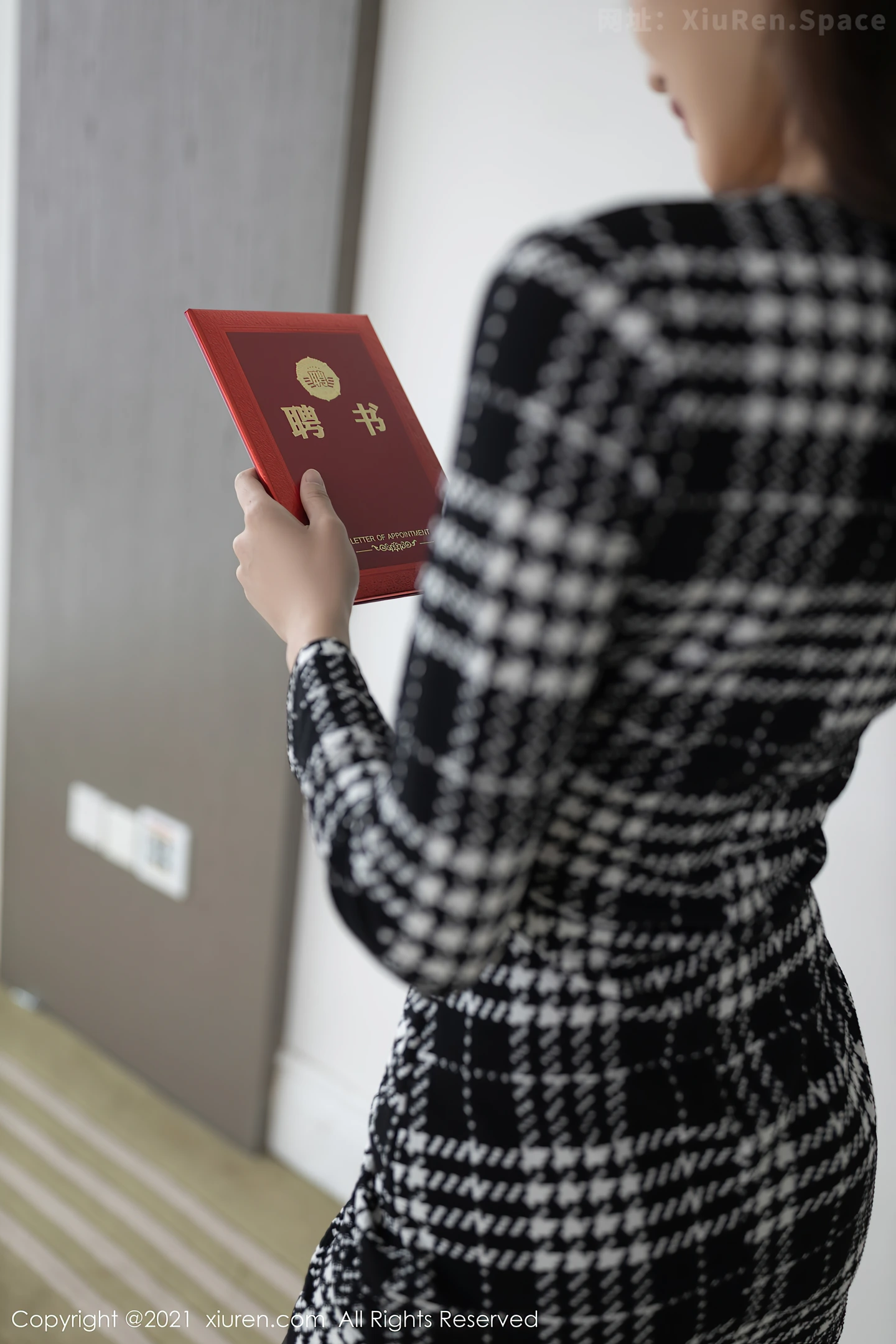 图片[5]-[XiuRen秀人网]VOL.4292 模特陆萱萱重庆旅拍私房半脱露灰色精致内衣配开档黑丝诱惑写真88P-秀人网官方网站